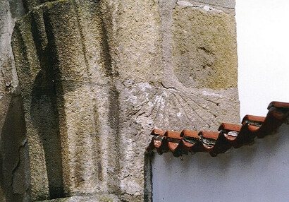 Zbytky kamenných slunečních hodin na ohradní zdi u hlavního vstupu do kostela