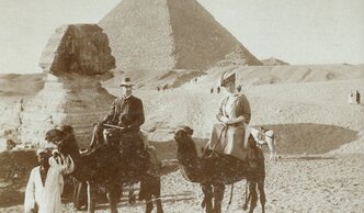 Stará fotografie: Hrabě Jan Josef Herberstein s manželkou na velbloudech v Gíze, Libochovice